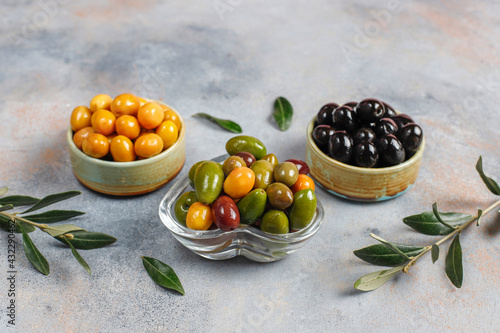 Variety of green and black whole olives.