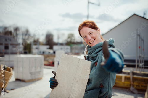 Bauherrin auf der Baustelle