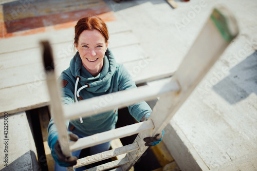 Bauherrin auf der Baustelle