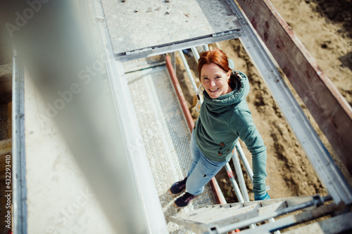 Bauherrin auf der Baustelle