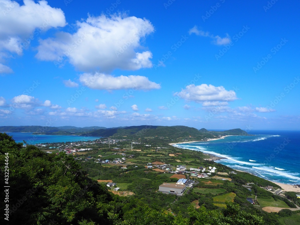 奄美大島、二つの海が見える丘