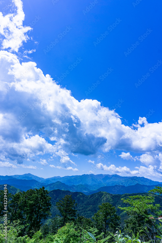 丹沢の山並みと青空　高尾山からの眺望