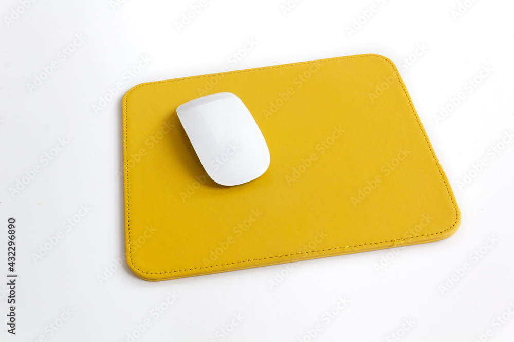 Design-Maus auf gelben Mauspad