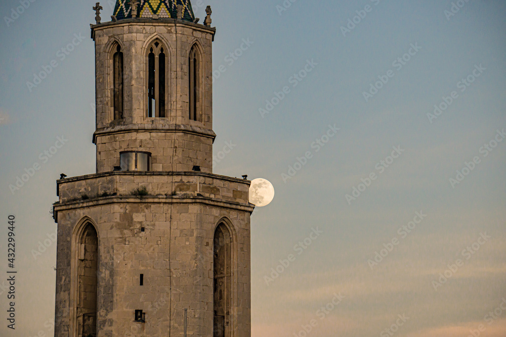 Obraz premium La Luna y el campanario, Vilafranca del Penedès