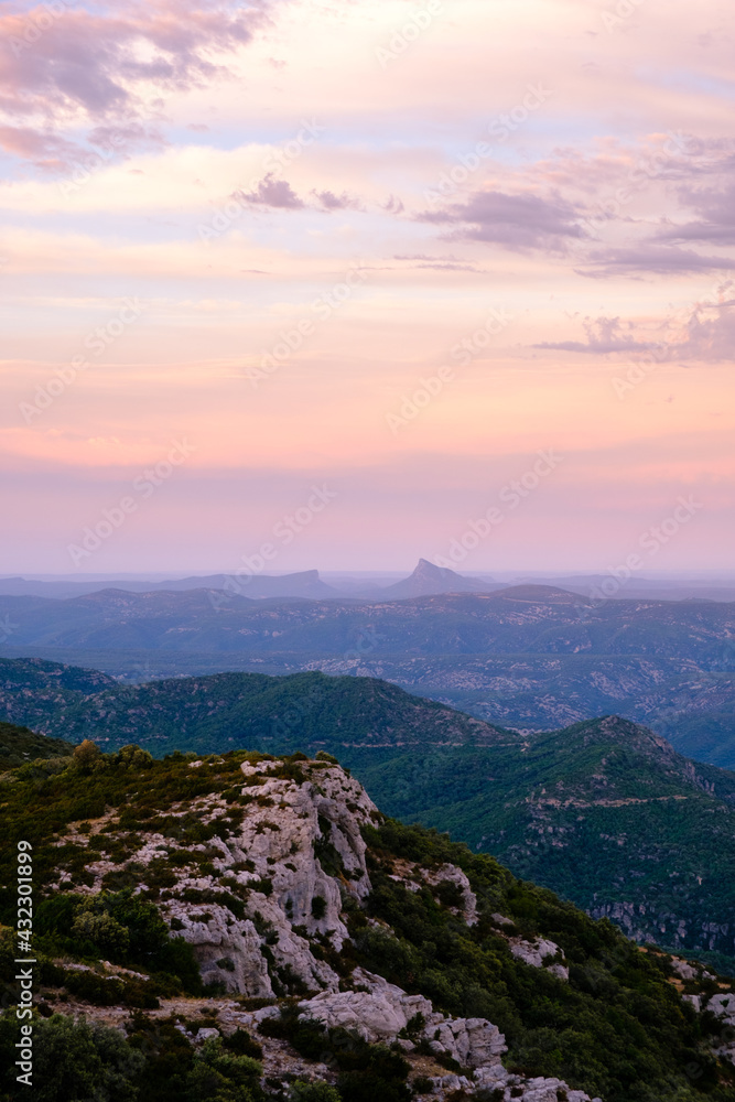 Pic saint Loup et l'Hortus, paysage bucolique de l'Hérault, sud de France, vue du Pic Baudille Pic saint Loup et l'Hortus, paysage bucolique de l'Hérault, sud de France, vue du Pic Baudille