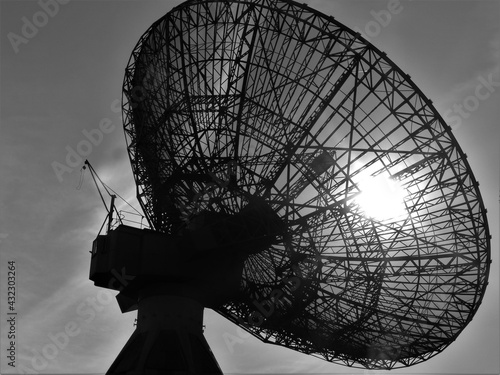 Astropfeiler / Radioteleskop Stockert in schwarz-weiss mit Sonnenstrahl im Gegenlicht in Bad Münstereifel