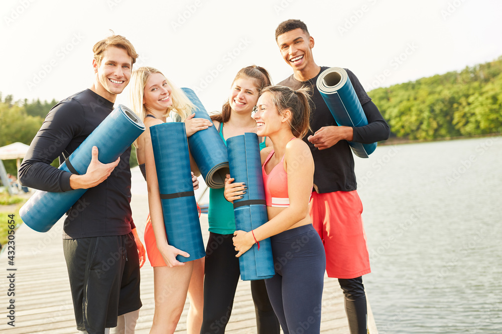 Wunschmotiv: Gruppe Freunde mit Yogamatte lachen fröhlich #432305654