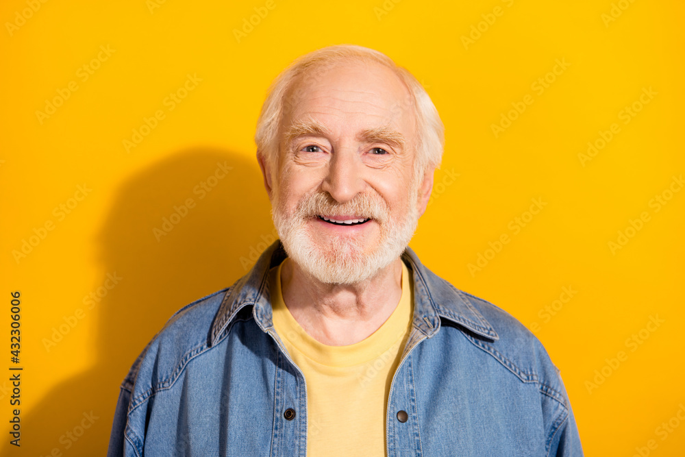 Obraz premium Photo of satisfied aged person beaming smile look camera isolated on bright yellow color background