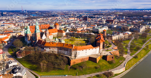 Foto Top view of the fortified architectural complex of the Wawel Castle and the Arch-Cathedral Basilica on the banks of the Vistula River in spring, Krakow, Poland