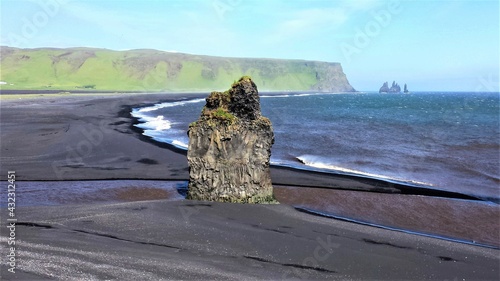 Traumhaft schöne Landschaft an der Südküste von Island - Vík í Mýrdal: Schwarzer Sandstrand Kirkjufjara 