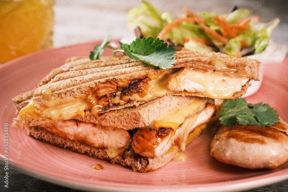 Sandwich de queso fundido y pollo a la plancha