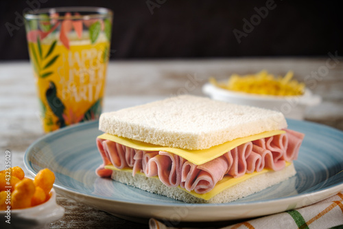 Sándwich mixto de jamón y queso