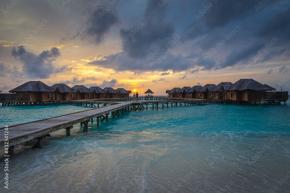 Obraz premium sunset on the beaches of maldives