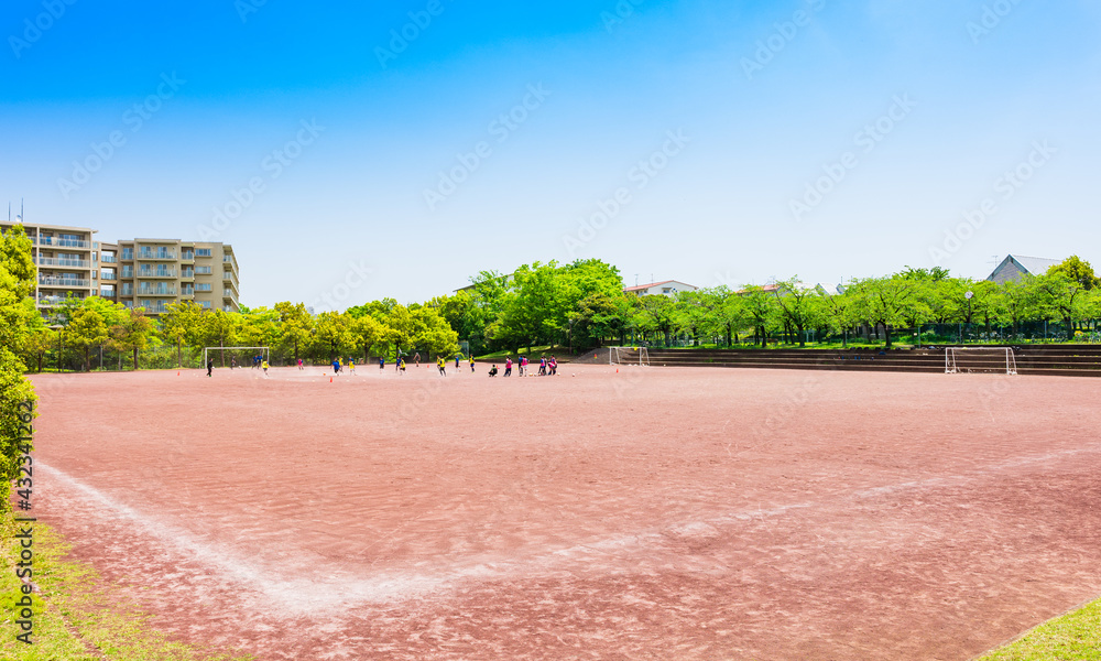 Fototapeta premium 休日の公園グラウンド