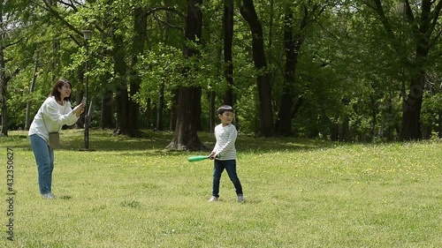 公園で野球をするファミリー