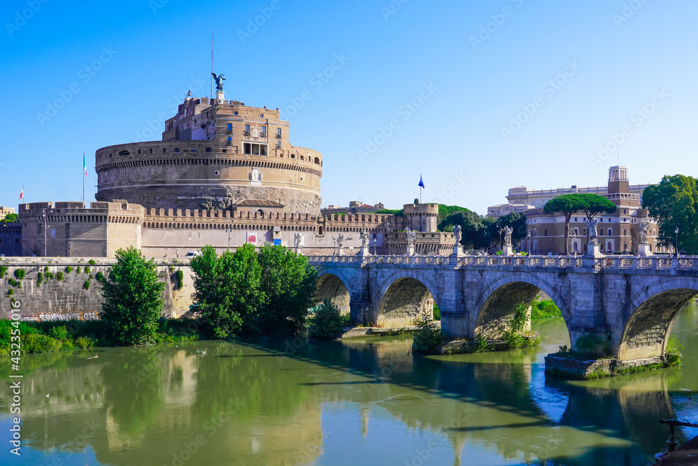 晴れた日のローマ、テベレ川沿いのサンタンジェロ橋とサンタンジェロ城