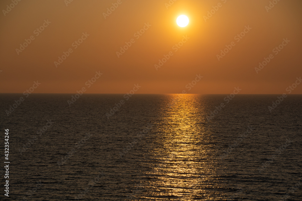 夕陽と輝く静かな海
