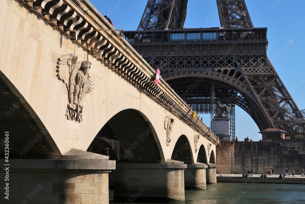 Pont d'Iéna sur la Seine à Paris, face à la tour Eiffel, célèbres monuments historiques parisiens (France)