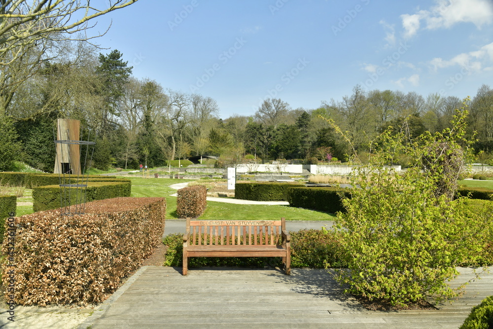 L'une des aires de repos au Jardin du Fleuriste à Laeken 