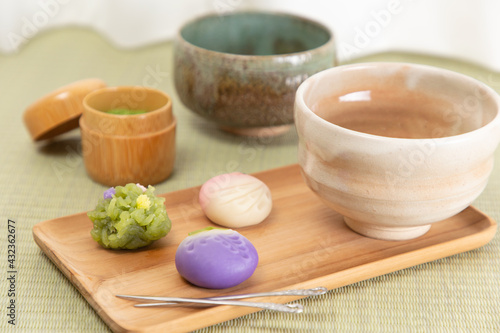 お抹茶とお茶菓子のイメージ