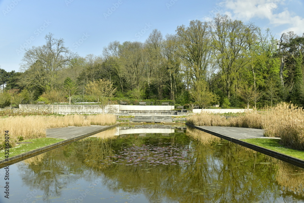 Naklejka premium L'une des pièces d'eau du Jardin des Fleurs à Laeken 