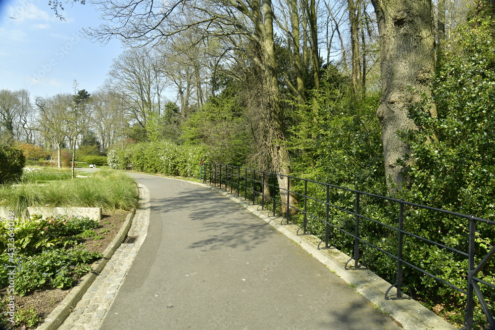Chemin asphalté entre les jardins du Fleuriste et Jean Sobieski à Laeken 