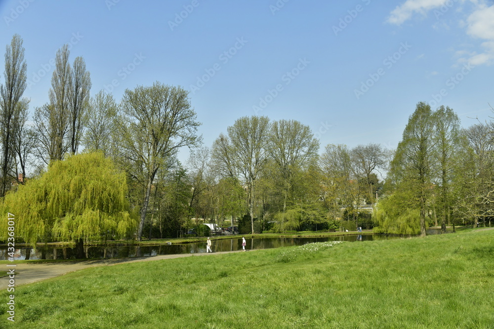 Le parc Jean Sobieski avec son étang en contrebas à Laeken
(Bruxelles)