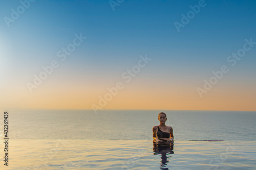 Obraz na płótnie Woman relaxing in infinity swimming pool w salonie