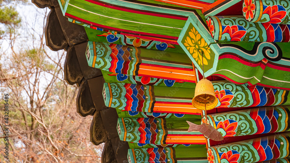 Fototapeta premium Korean traditional colorful eaves with golden fish shape bell