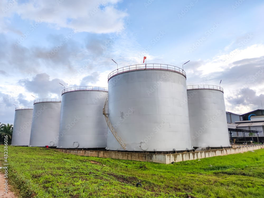 Oil storage tank In industrial areas. Crude oil storage plant For export. Palm oil factories in Asia. Within the industrial plant. Zone tank storage industrial Oil storage tank In industrial areas. Crude oil storage plant For export. Palm oil factories in Asia. Within the industrial plant. Zone tank storage industrial