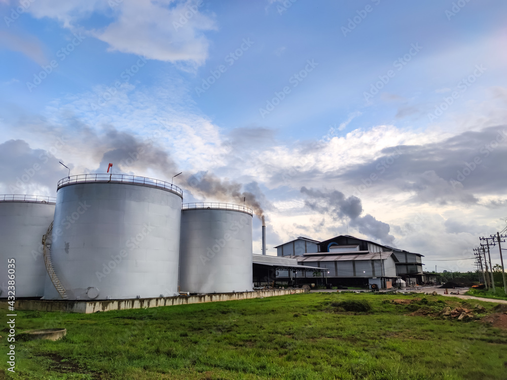Oil storage tank In industrial areas. Crude oil storage plant For export. Palm oil factories in Asia. Within the industrial plant. Zone tank storage industrial Oil storage tank In industrial areas. Crude oil storage plant For export. Palm oil factories in Asia. Within the industrial plant. Zone tank storage industrial