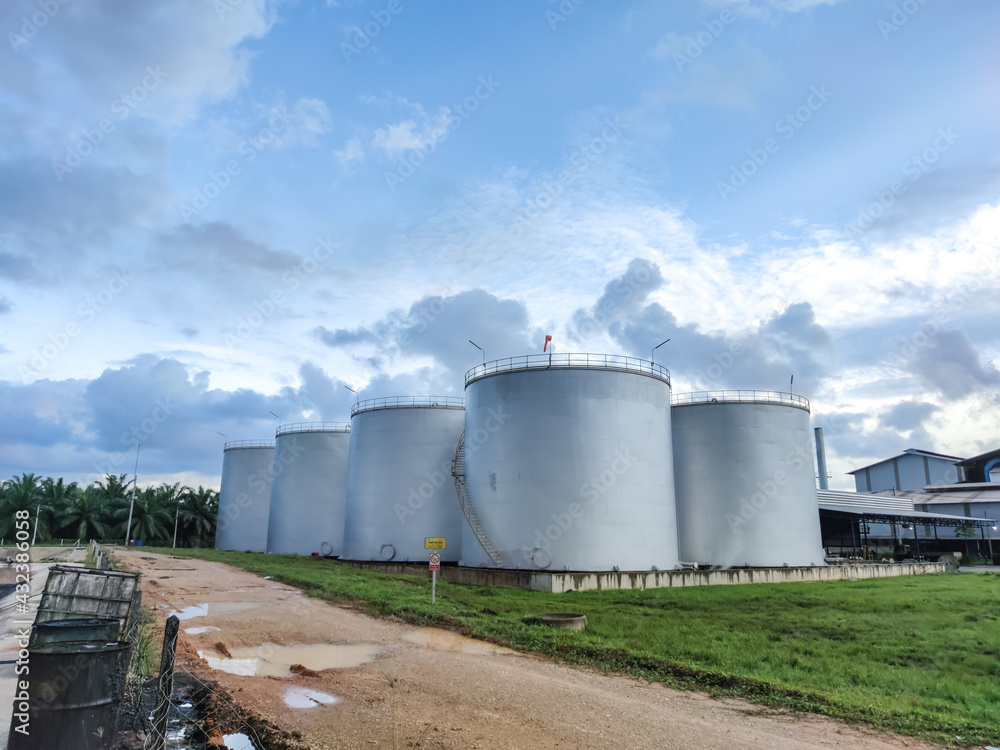 Oil storage tank In industrial areas. Crude oil storage plant For export. Palm oil factories in Asia. Within the industrial plant. Zone tank storage industrial Oil storage tank In industrial areas. Crude oil storage plant For export. Palm oil factories in Asia. Within the industrial plant. Zone tank storage industrial