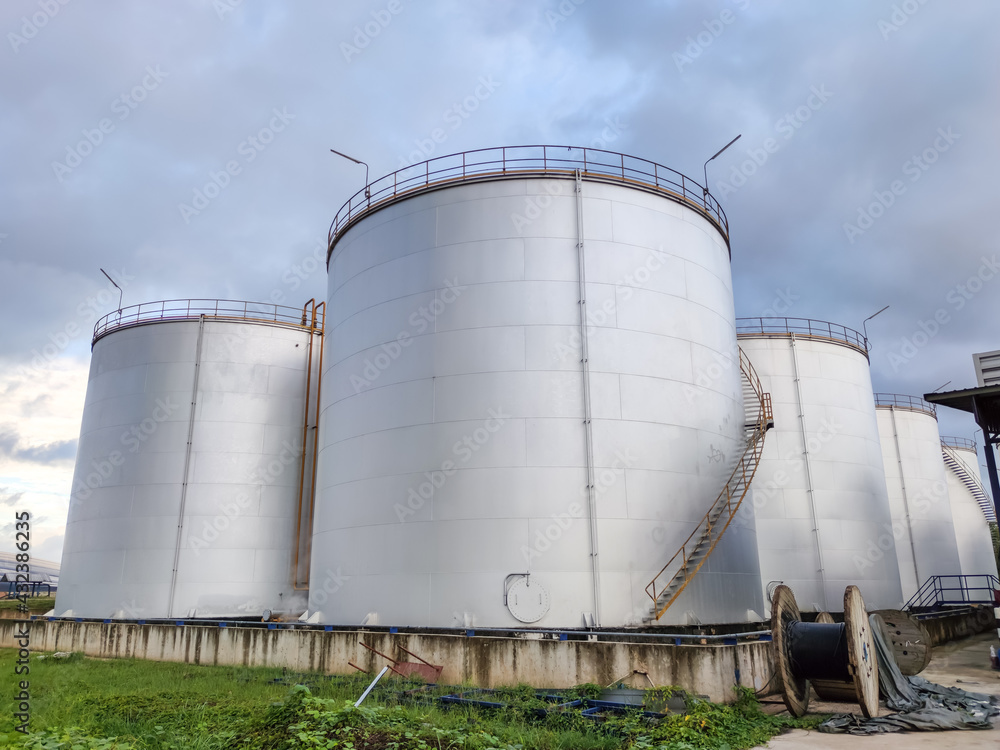 Oil storage tank In industrial areas. Crude oil storage plant For export. Palm oil factories in Asia. Within the industrial plant. Zone tank storage industrial Oil storage tank In industrial areas. Crude oil storage plant For export. Palm oil factories in Asia. Within the industrial plant. Zone tank storage industrial