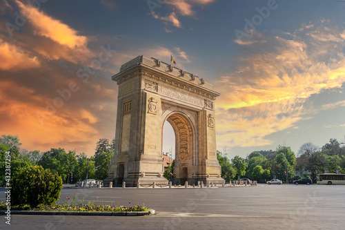 Fotografia Historical monument in Buchareast, Arch of Triumph representing the victory of Romanian soldiers who managed to liberate the capital in the second world war