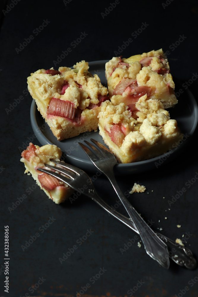 Rhabarber Streuselkuchen vom Blech mit Puddingfüllung Stock Photo ...