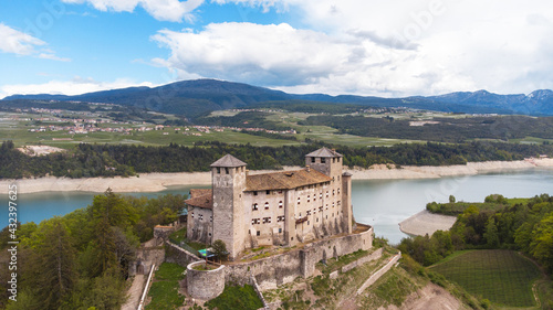 Foto castello lago paesaggio montagna storia cles trentino val di non