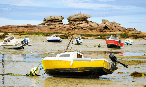 Obraz na plátne Colorful sailing and fishing boats lying on the sea floor at low tide at the beach on Pink Granite Coast