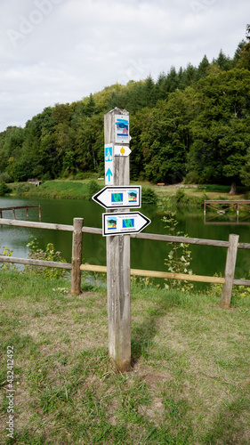 Wegweiser auf den Wanderweg an der Schleusentreppe und dem Schleusenwärterpfad in Arzviller, Teil des Canal de la Marne au Rhin photo