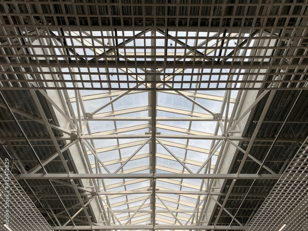 Obraz premium Roof metal trusses in the shopping center. Sky, lines, transparent roof, perspective