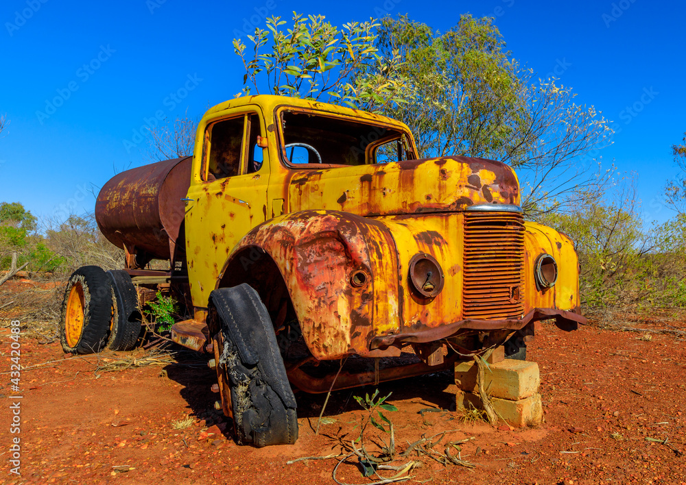 Obraz premium Tank Container truck of Battery Hill Mining Center, Tennant Creek in Northern Territory, Central Australia. Old underground mine, now is a famous tourist attraction.