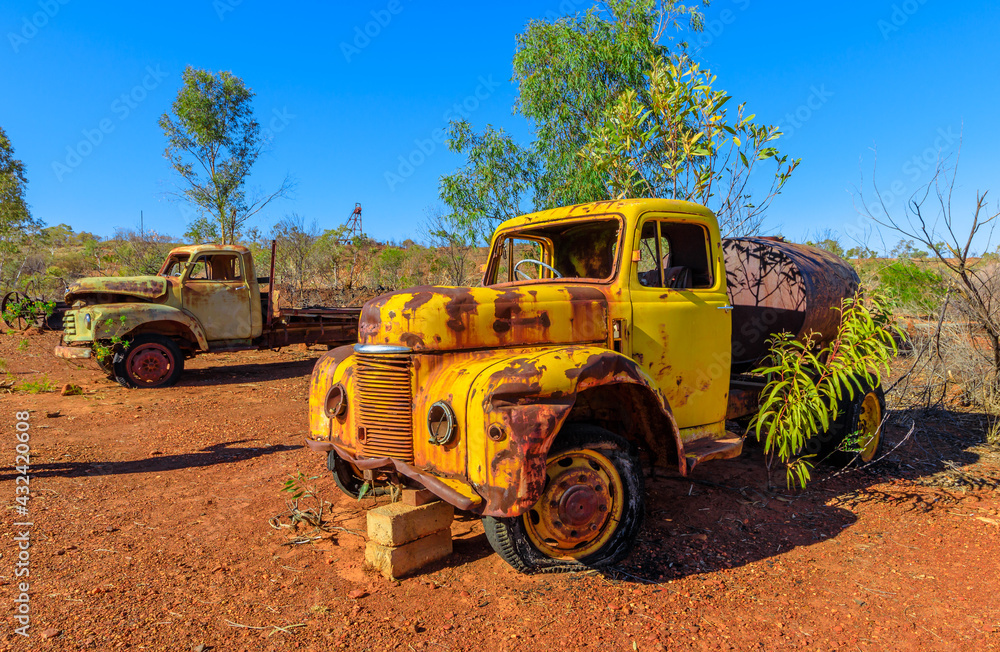 Obraz premium rusty container truck of Battery Hill Mining Center, Tennant Creek in Northern Territory, Central Australia. Old underground mine, now is a famous tourist attraction.