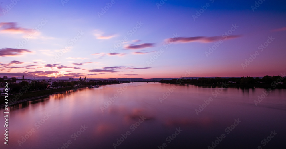 Der Sonnenuntergang über dem Rhein bei Mainz