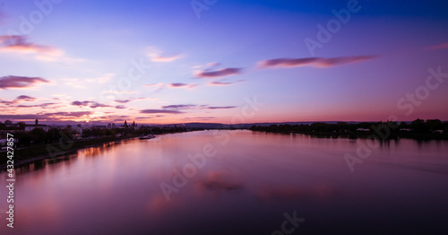 Der Sonnenuntergang über dem Rhein bei Mainz