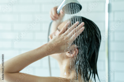 シャワーを浴びる女性 photo