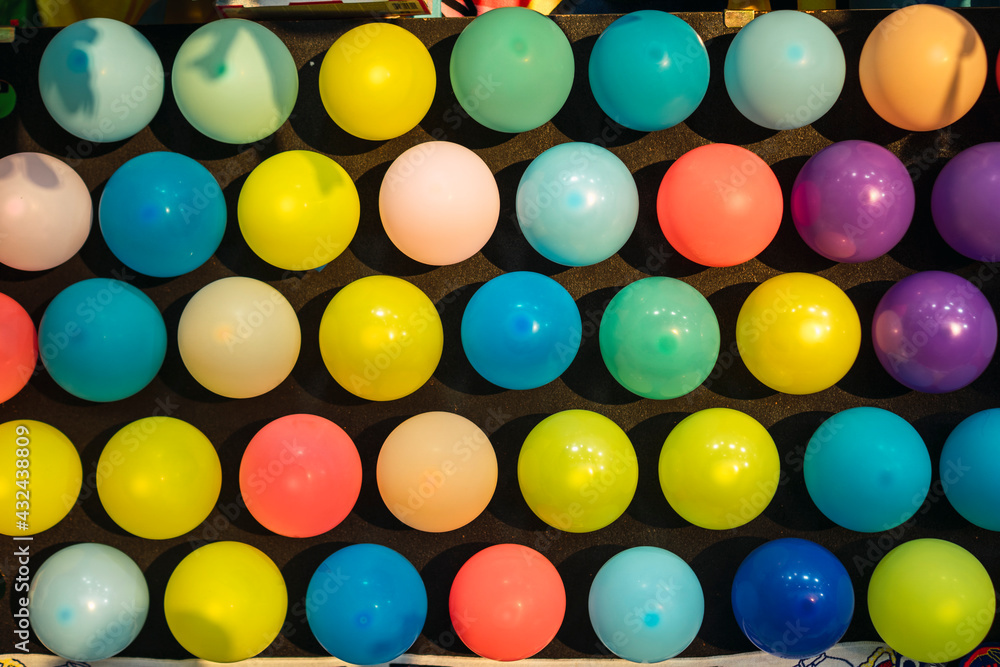 Pared llena de globos de colores en atraccion de feria foto de Stock |  Adobe Stock