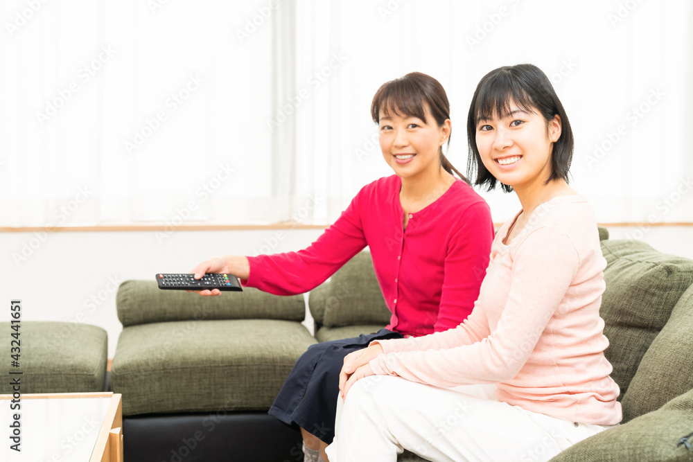 テレビを見る親子