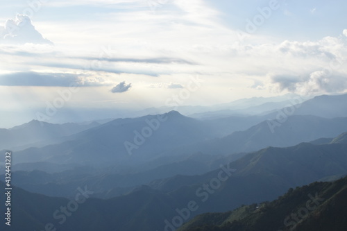 PAISAJE MONTA  OSO CON NUBES Y MONTA  AS AZULES