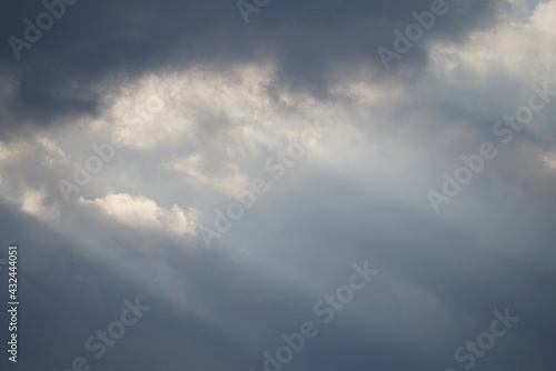 Dramatischer Wolken verhangener Himmel mit diagonalen Sonnen Strahlen © darknightsky