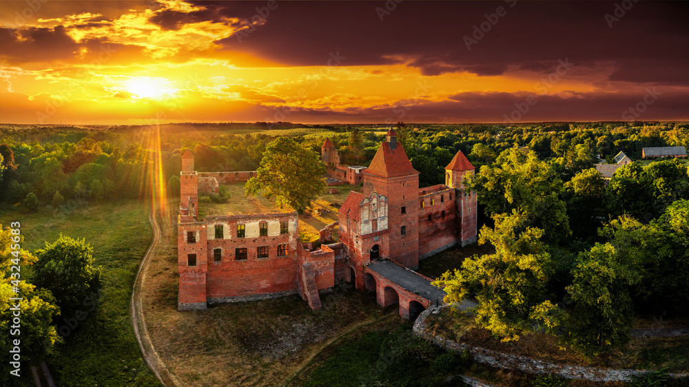  ruiny średniowiecznego zamku w Szymbarku k / Iławy - obrazy, fototapety, plakaty 