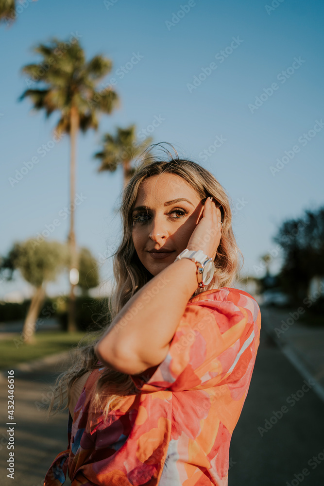 chica joven del sur pasando el verano con camisa de flores posando en palmera chica joven del sur pasando el verano con camisa de flores posando en palmera